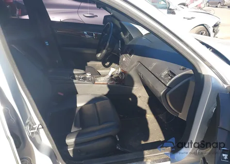 2010 Mercedes-Benz C 300 Luxury 4Matic/Sport 4Matic z USA, uszkodzony, nr VIN WDDGF8BBXAR128419